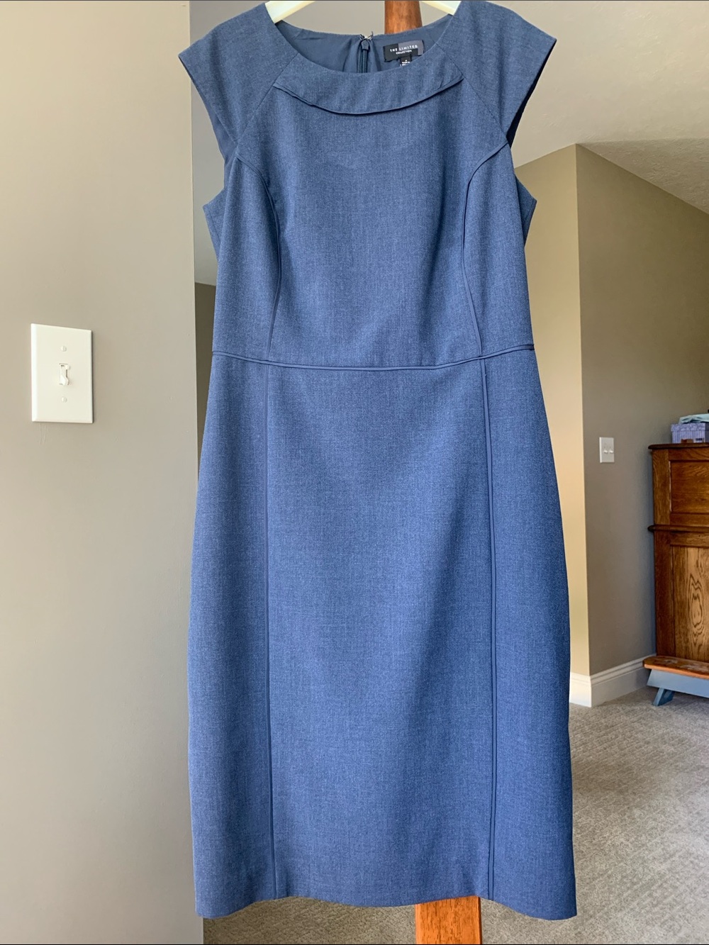 The limited Cap-Sleeve Sheath Dress in Steel Blue Size 4